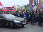 Angela Merkels Auto wurde in Wolgast in Vorpommern mit Tomaten beworfen. (Screenshot: YouTube)