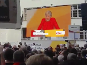 In Heidelberg haben Unbekannte zwei Tomaten auf Merkel geworfen. (Screenshot: YouTube)