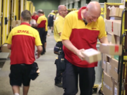 VW und DHL starten in Berlin das Pilotprojekt „We deliver“ und liefern Pakete in den Kofferraum. (Screenshot: YouTube)