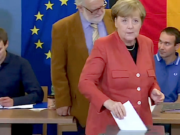 Es zeichnet sich eine hohe Wahlbeteiligung ab. Auch Bundeskanzlerin Angela Merkel hat bereits in Berlin-Mitte gewählt. (Screenshot: YouTube)